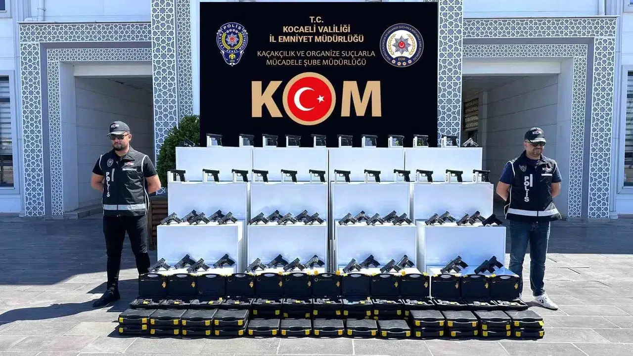 TEM Otoyolu’nda cephanelik operasyonu: Minibüsten 60 tabanca çıktı