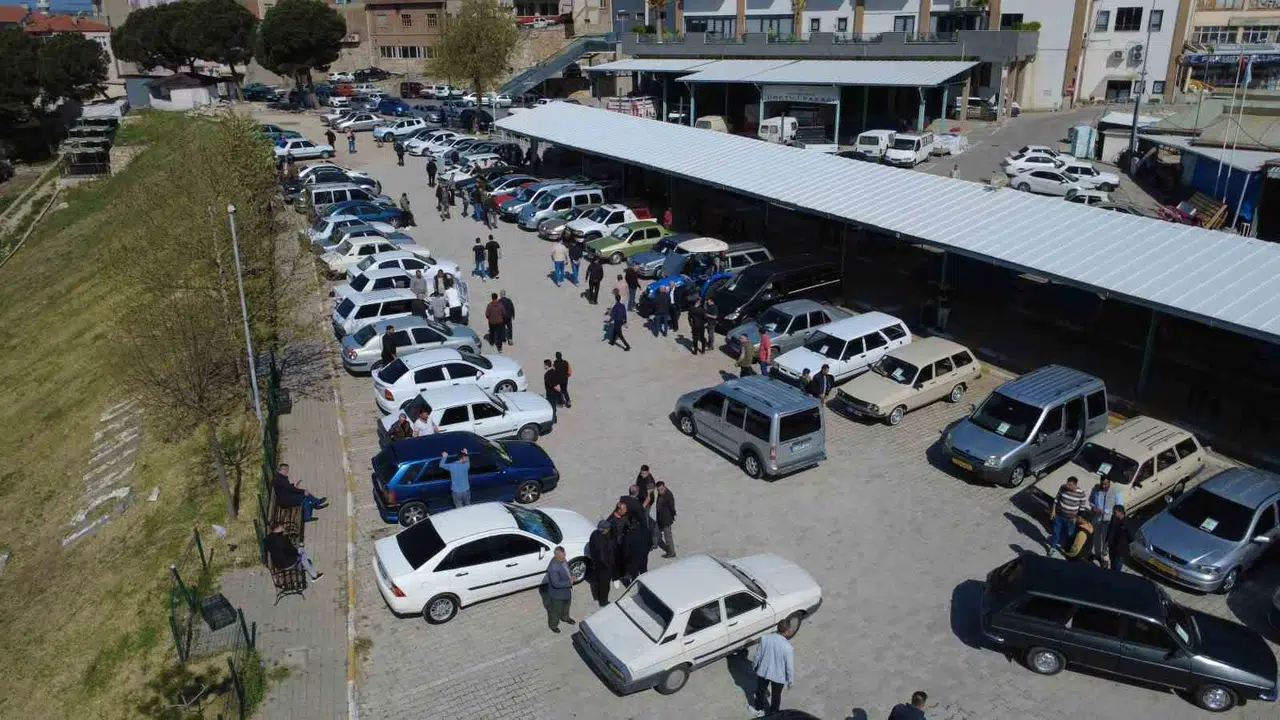 Demirci'de otomobil piyasası hareketlendi: Bölgenin yeni ticaret üssü kapılarını açtı