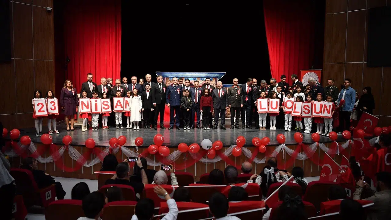 Kayseri’de 23 Nisan coşkusu: Başkan Büyükkılıç miniklerin bayram sevincine ortak oldu