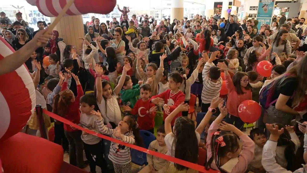 Isparta’da 23 Nisan coşkusu: Çocuklar bayramı doyasıya kutladı