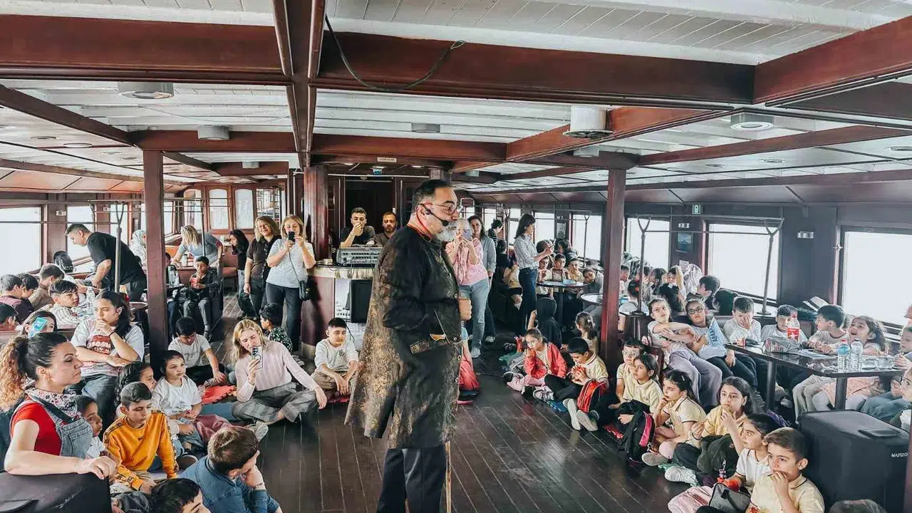 Maviye sevdalı yazarın mirası çocuklara emanet: Bergama Vapuru’nda unutulmaz bir gün