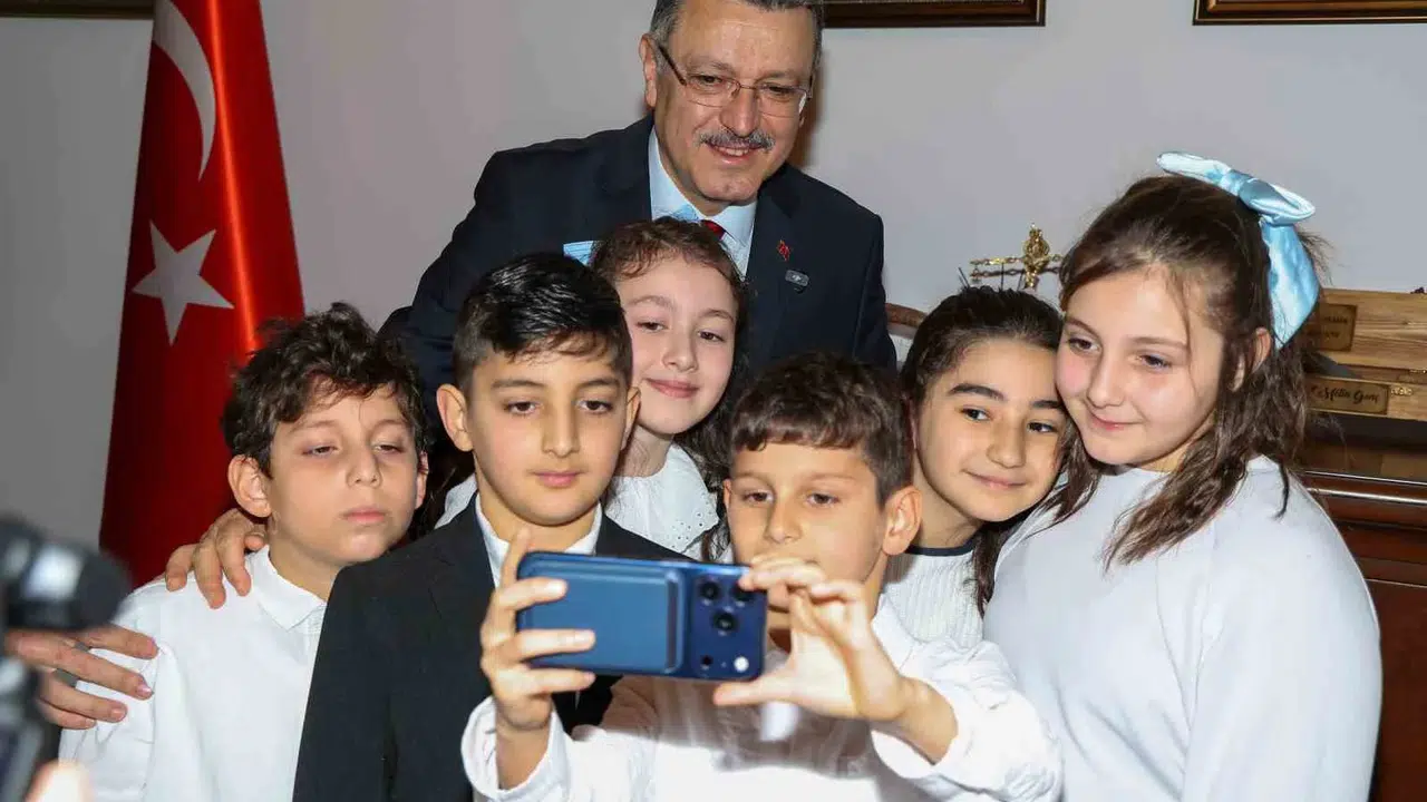 Trabzon'da 23 Nisan sürprizi: Minik başkan koltuğa oturdu, ilk talimatı parklar için verdi