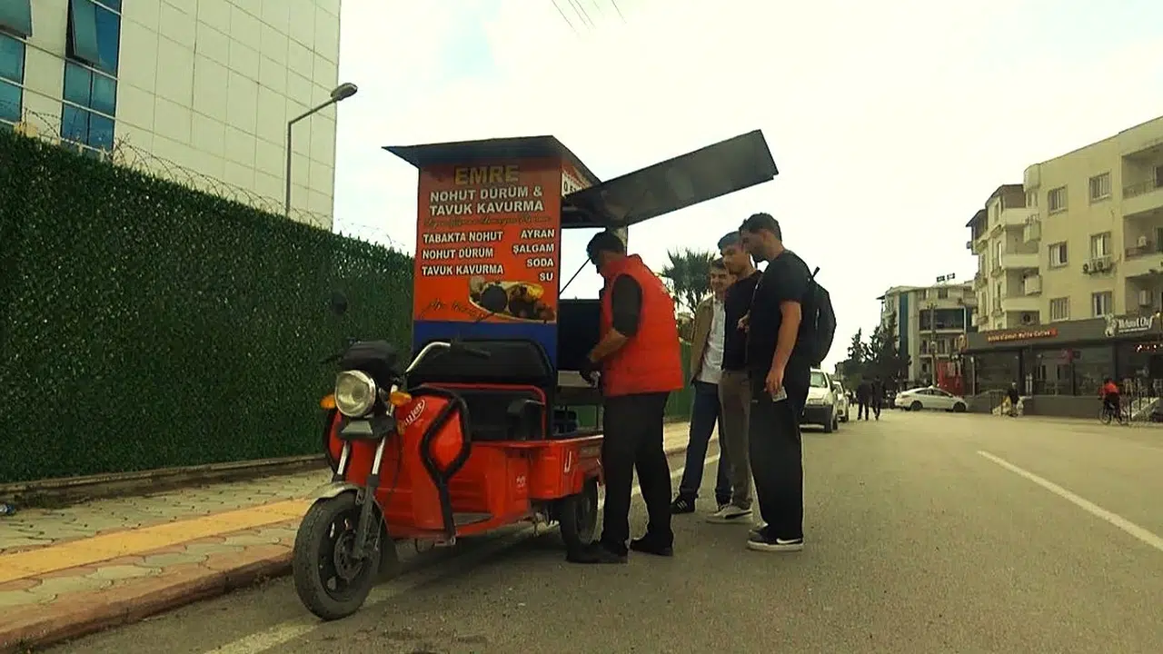 Dönerciler şehrinde ezber bozan lezzet: 1 metrekarelik motosikletle ekmeğini taştan çıkarıyor