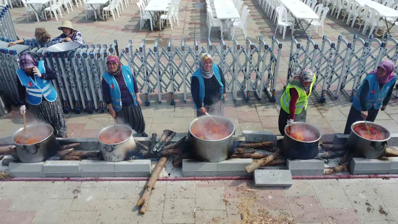 71 mahallenin kadınları dev kazanların başında buluştu: Erdemli'de 10 bin kişilik dev sofra