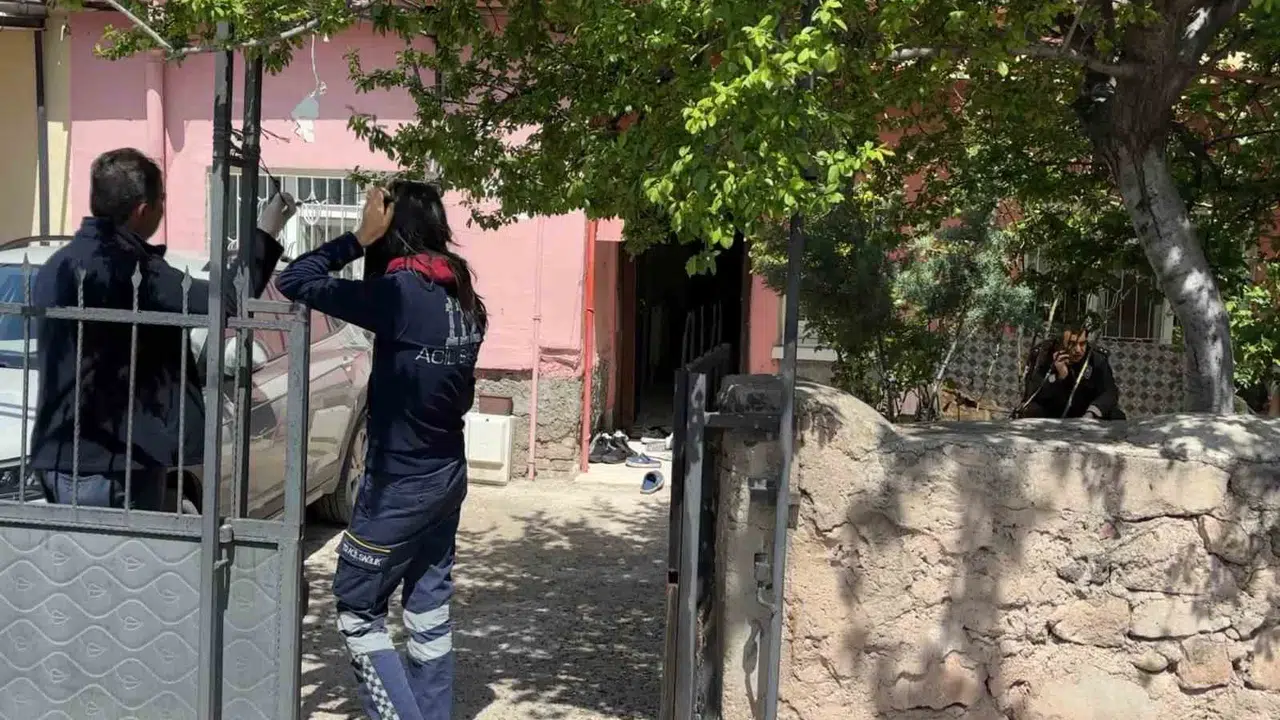 Ekmek parasını kazanıp eve döndüğünde acı tabloyla karşılaştı: Kapıyı açan olmadı, eşi yatağında cansız bulundu