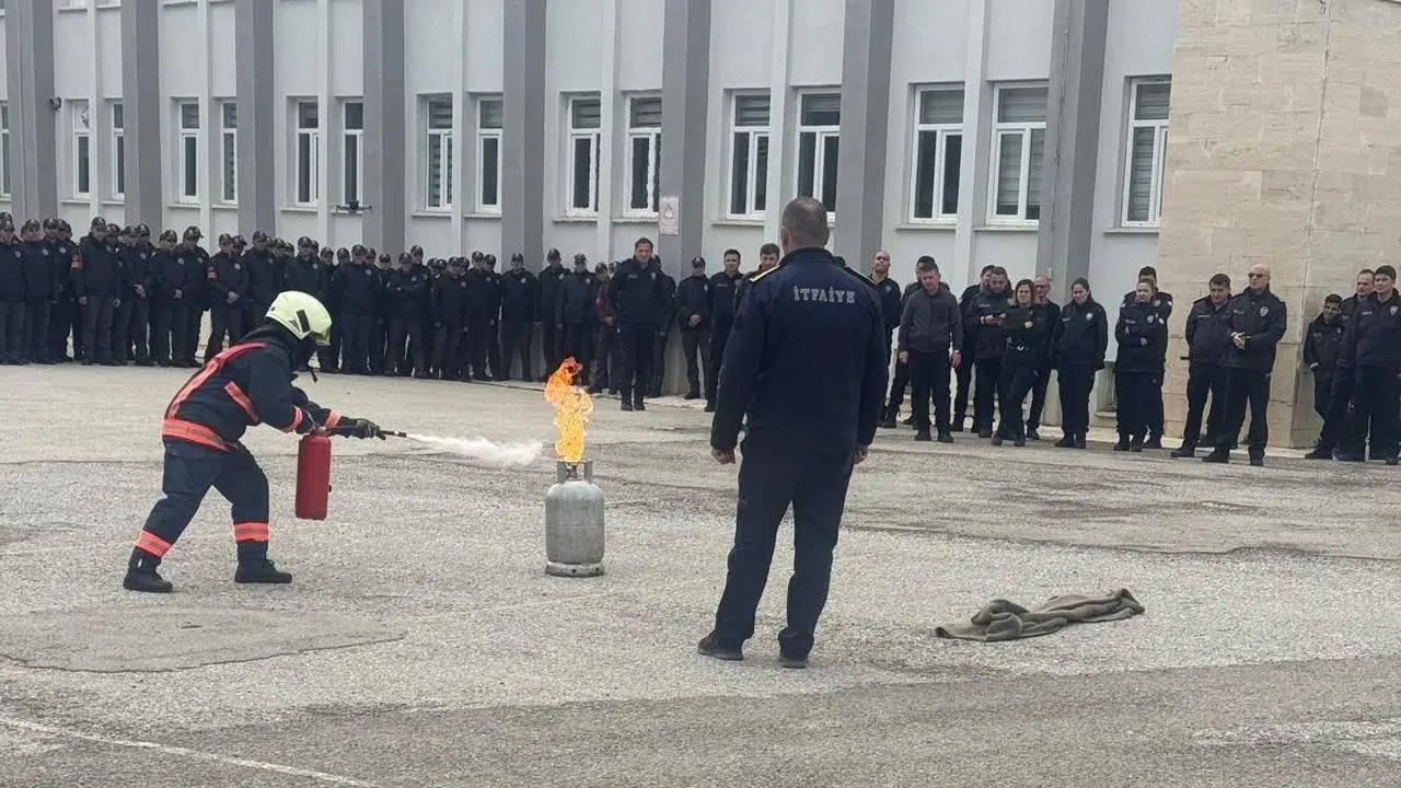 Geleceğin polislerine yangınla mücadele dersi: Bayburt POMEM’de nefes kesen tatbikat