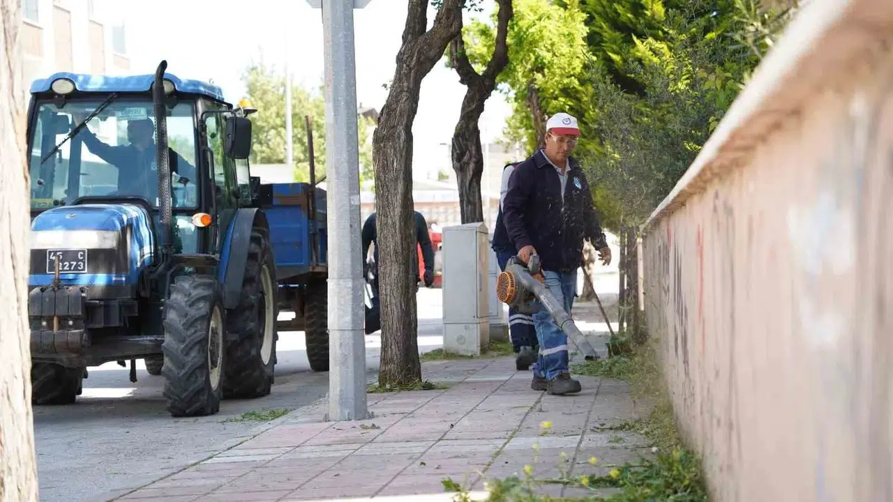 Yunusemre’de bahar temizliği mesaisi: Belediye ekipleri sahaya indi