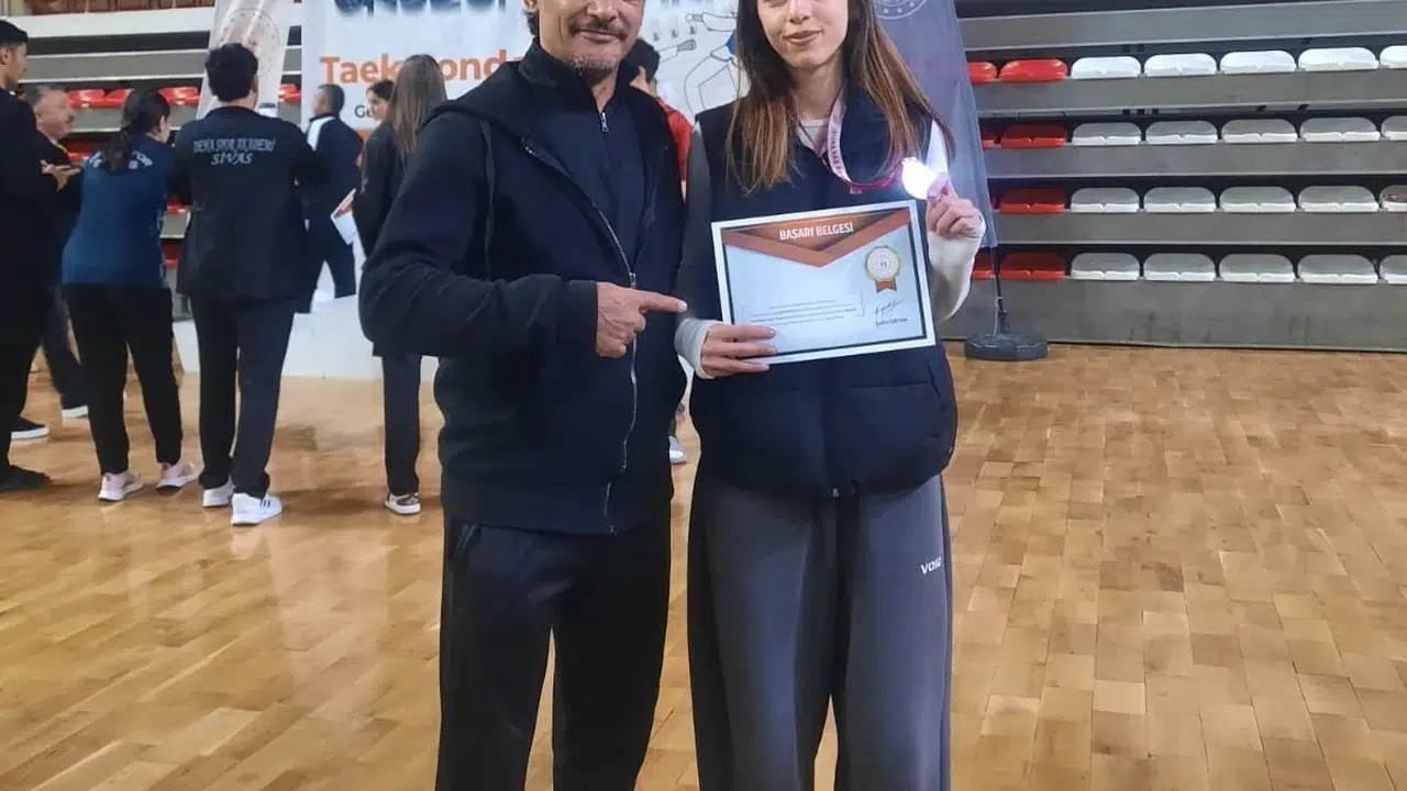 Kütahya'nın gururu oldu: Genç taekwondocu Türkiye ikinciliğini evine getirdi