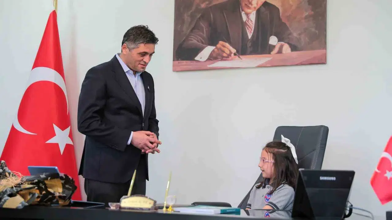 Aliağa’da 23 Nisan sürprizi: Minik başkanın ilk icraatı parklar oldu