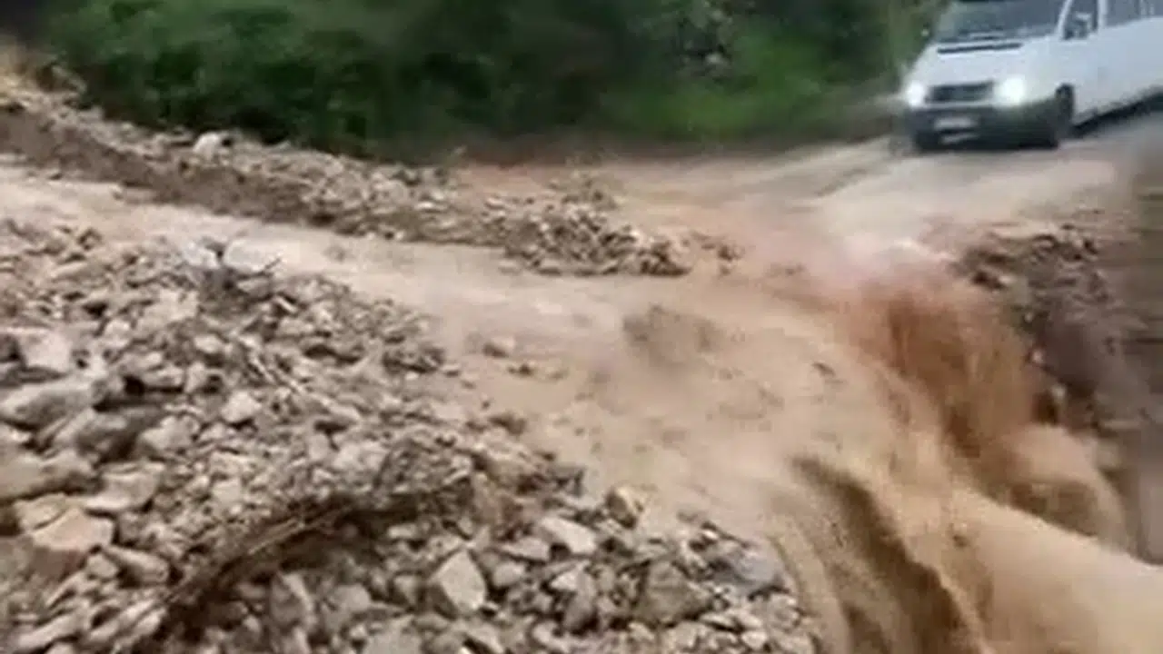 Hatay'da doğa geçit vermedi: Heyelan nedeniyle mahalle yolu trafiğe kapandı