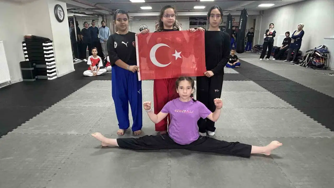 Kayseri’de miniklerden duygu dolu anlar: Ay-yıldızlı koreografiyle salonu coşturdular