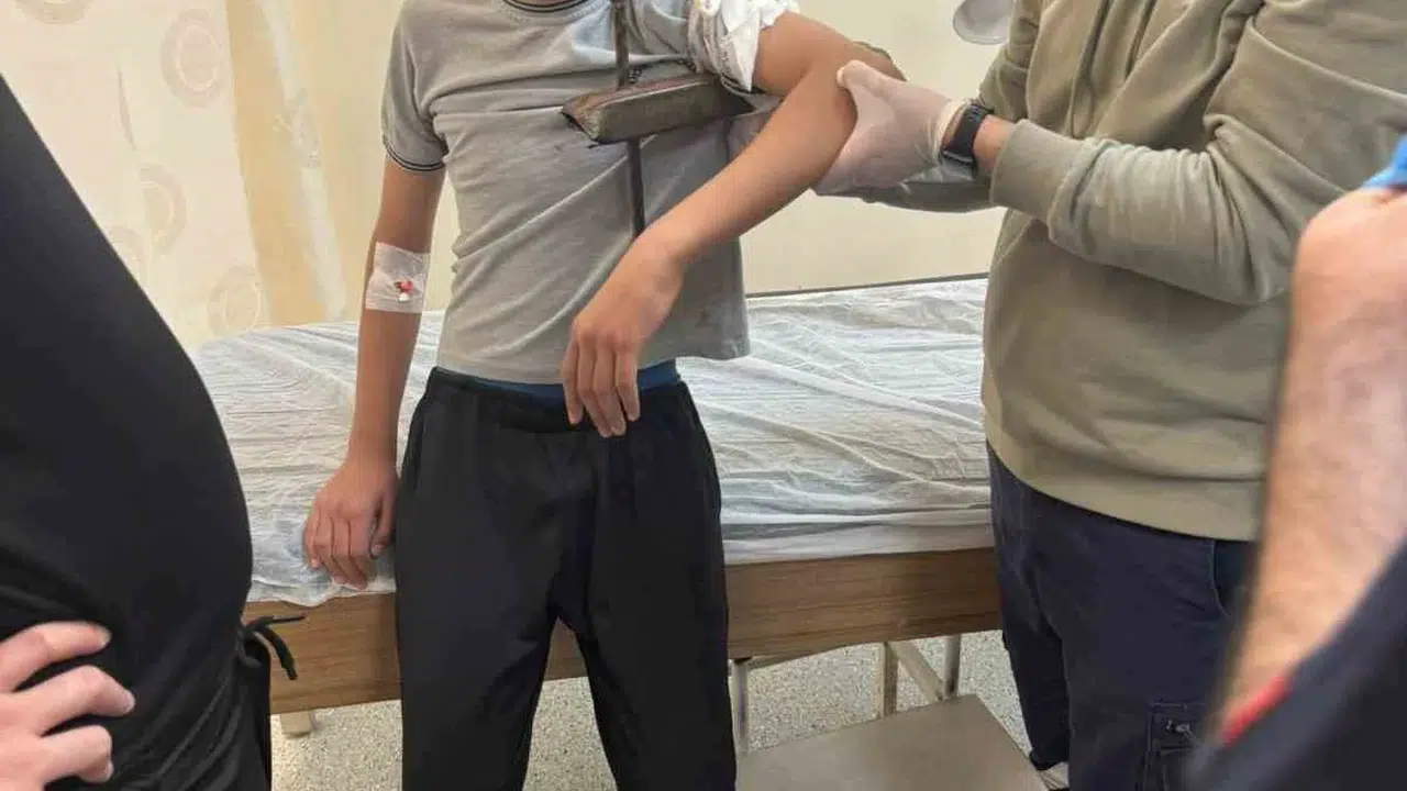 Okul bahçesinde korkunç kaza: Küçük öğrencinin koluna demir saplandı