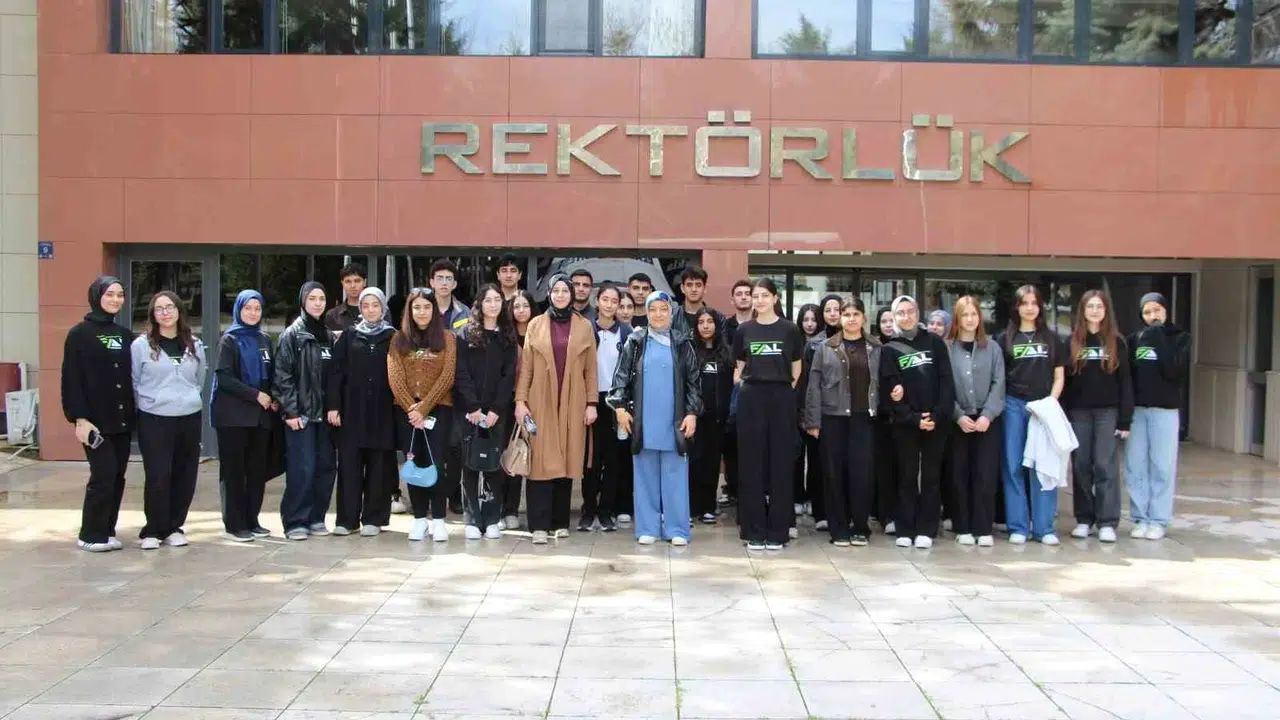 Geleceklerini Fırat’ta inşa ediyorlar: Lise öğrencileri kampüs atmosferini soludu