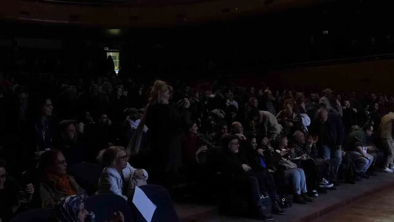 Sahne tozunu Bursa’ya taşıdılar: Ödüllü oyun festivalin finaline damga vurdu