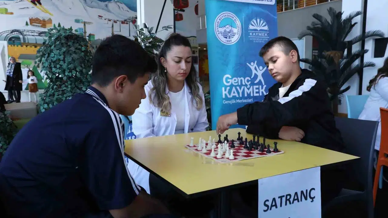 Hamleler hesaplandı, stratejiler yarıştı: Kayseri’nin genç zekaları turnuvada buluştu