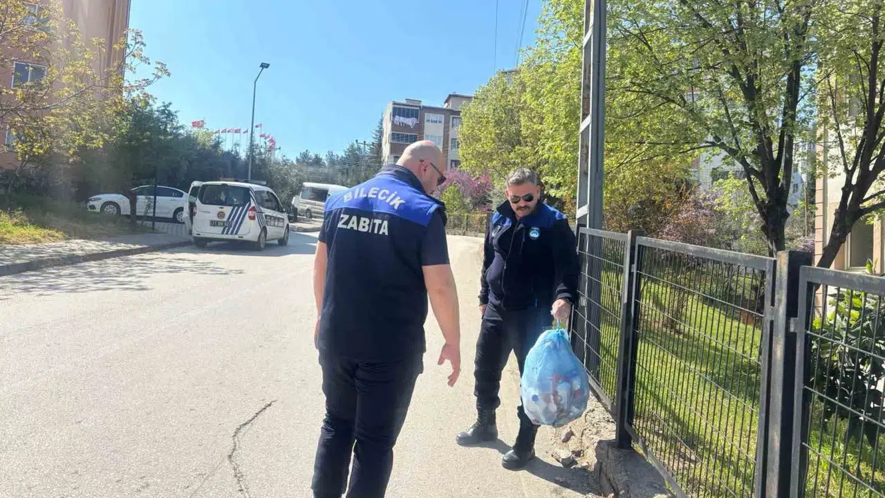 Otobüs şoförü kuralları hiçe saydı: Yol ortasında indirdi, çöpünü sokağa bıraktı