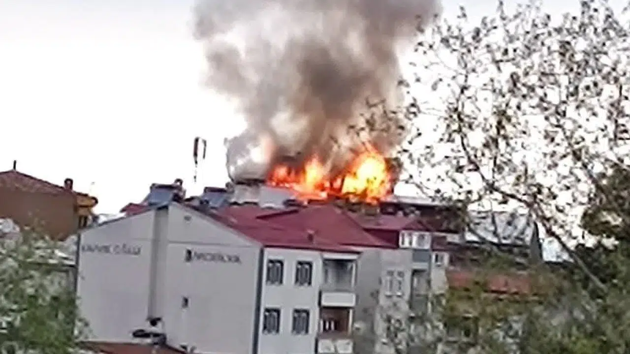 Vakfıkebir’de sabah paniği: 6 katlı binanın çatısı alevlere teslim oldu