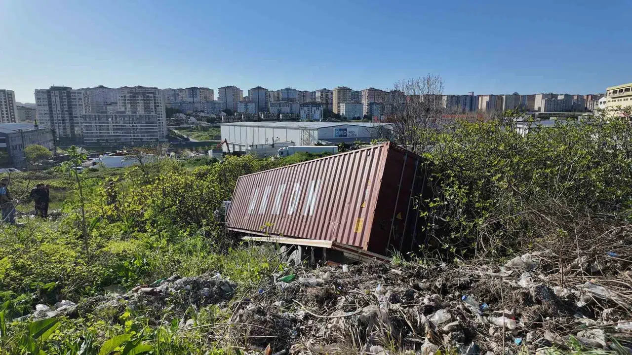 Beylikdüzü’nde saniyelerle yarışan şoför: Facianın önüne geçmek için tırı uçuruma sürdü