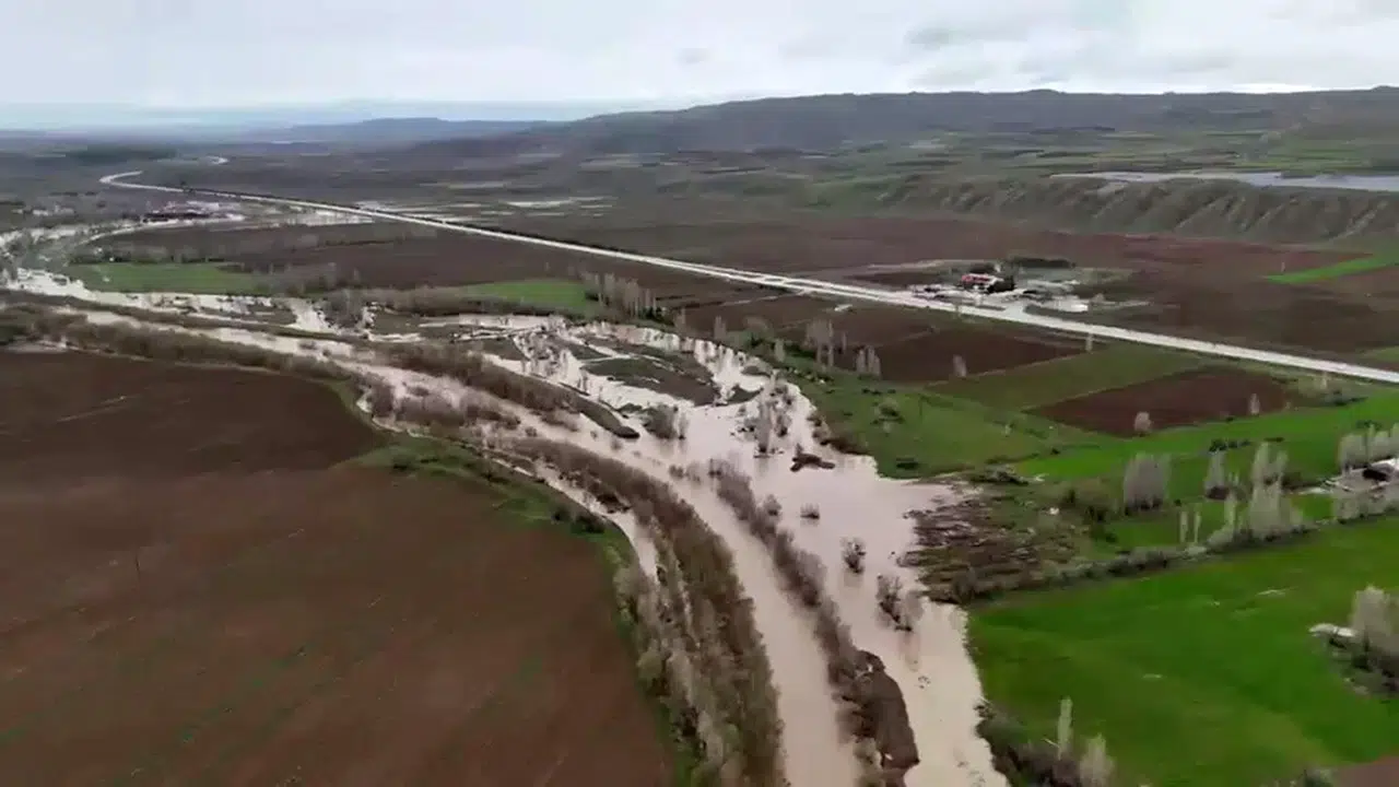 Kızılırmak taştı, Sivas’ta tarım arazileri göle döndü: Çiftçinin gözü kulağı destek paketinde