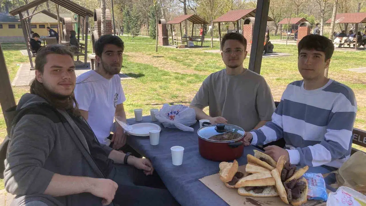 Eskişehir’de üniversiteli gençlerin doğa buluşması: Tarihi gezi mangal keyfiyle taçlandı