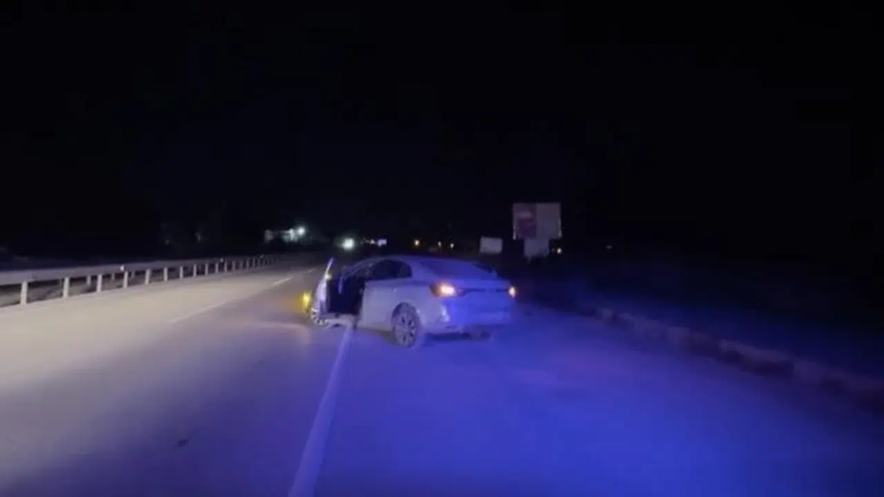 D100 karayolunda korkutan kaza: Bariyerlere çarpan otomobilde 3 kişi yaralandı