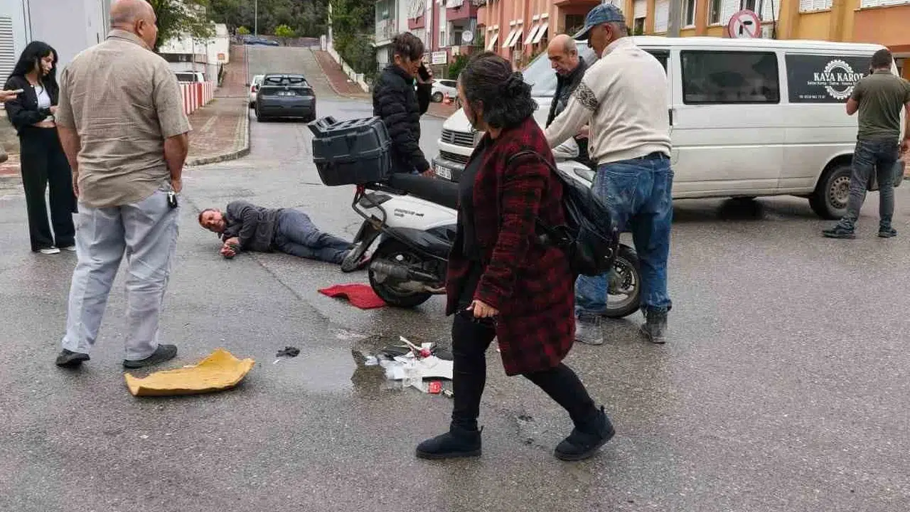Manavgat’ta trafik kazası: Kamyonetle çarpışan motosikletin sürücüsü hastanelik oldu