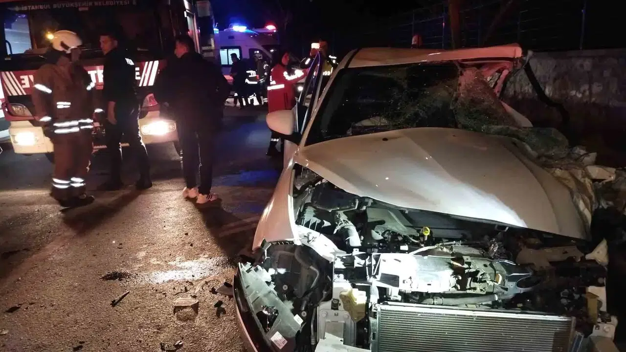Beykoz’da geceyi kabusa çeviren kaza: Servis minibüsü ile otomobil çarpıştı, 12 kişi hastanelik oldu