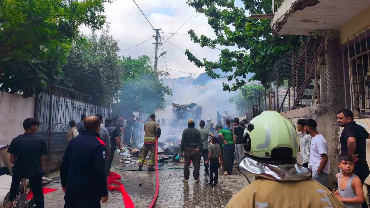 İskenderun’da korku dolu anlar: Ev eşyası taşıyan araç küle döndü