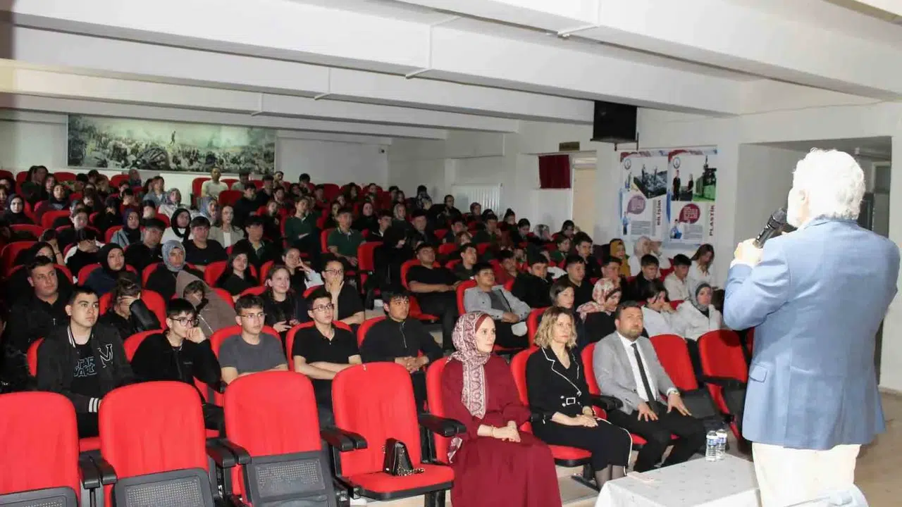 Kütahya’da edebiyat rüzgarı: Yazar Mesut Kocaman genç okurlarıyla buluştu