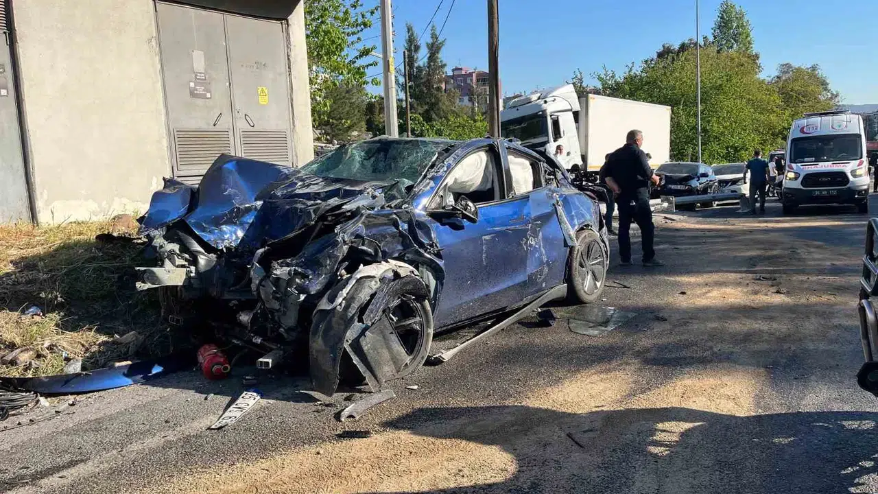 Bornova'daki faciada kahreden detay: Tırın fren izi yok, aşırı yük şüphesi mercek altında