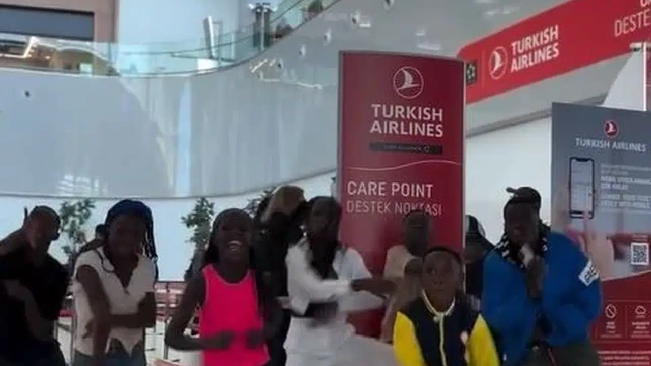 Ugandalı çocuklardan Ay-Yıldızlılara dev destek: İstanbul Havalimanı'nda  Çok Yaşa Türkiye  rüzgarı