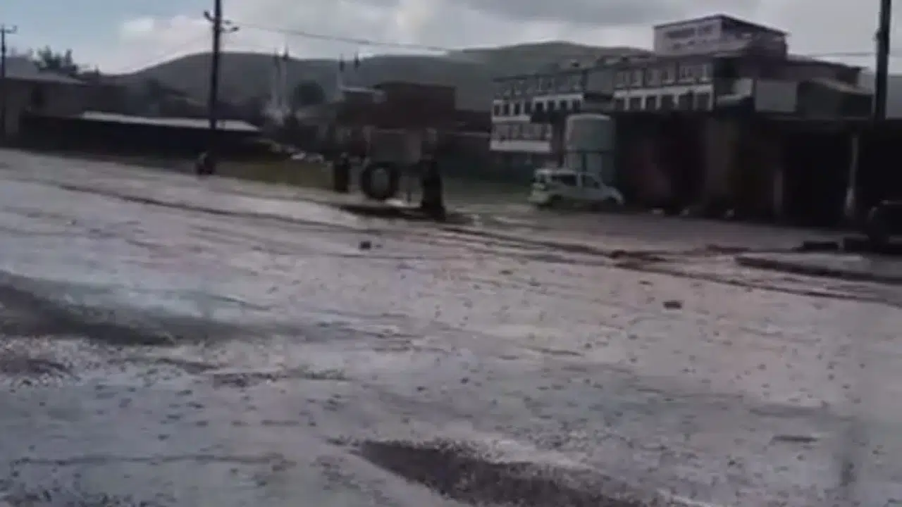 Veysel Karani'de kabus dolu anlar: Sağanak yağış hayatı felç etti, vatandaş isyan bayrağını açtı