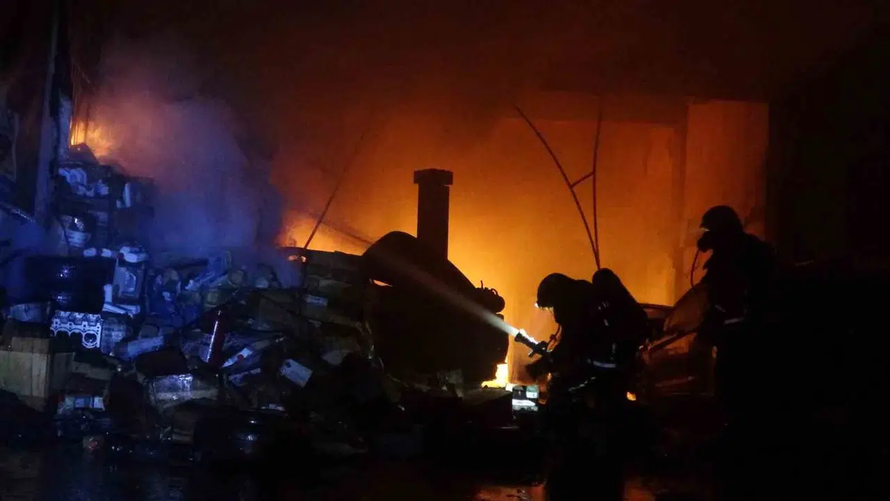 Alevlerin ortasında kalan araçları kurtarmak için hayatlarını hiçe saydılar: Sanayi sitesinde korku dolu gece