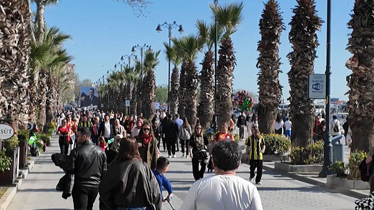 Silivri’de bahar bereketi: Güneşli pazar gününü fırsat bilenler sahillere koştu