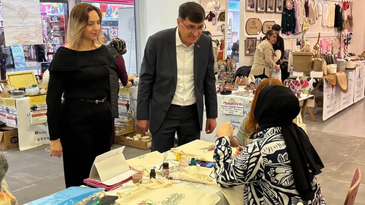 Kütahya’nın el emeği göz nuru eserleri vitrine çıktı: Başkan Kahveci yerel üreticinin yanında