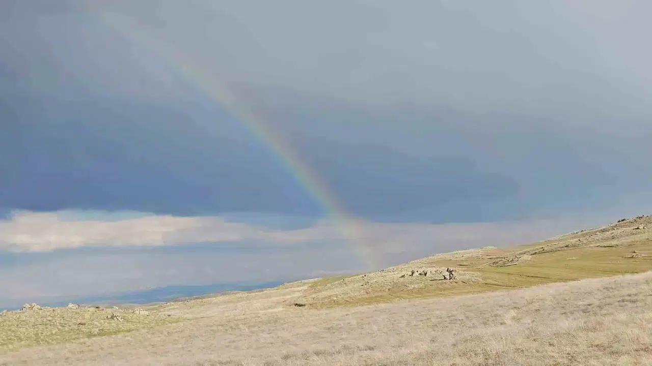 Bitlis'te şaşırtan doğa olayı: Gökyüzünde yağmur yok ama gökkuşağı var