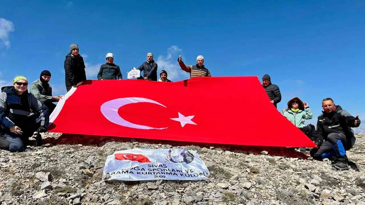 Sivas'ın zirvesinde gurur tablosu: 2 bin 211 metrede şanlı bayrağımız dalgalandı