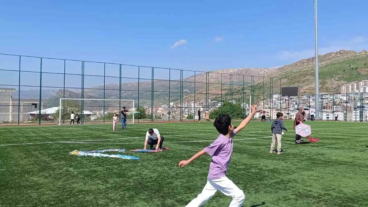 Diyarbakır’da gökyüzü şenlendi: Çocuklar 23 Nisan’ı doyasıya kutladı