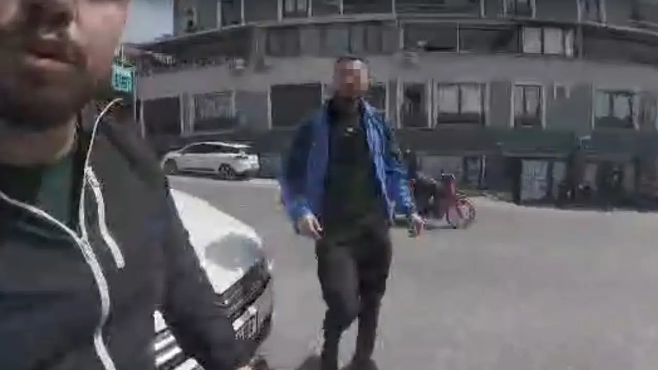 Trafikte korna çalmanın bedeli ağır oldu: Sinyalsiz dönüş yapan sürücüye tepki gösterince darp edildi