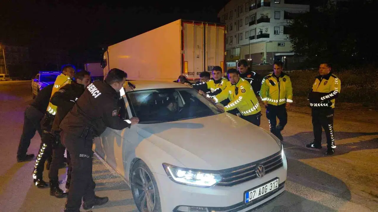 Antalya'da film sahnelerini aratmayan anlar: Derin uykudaki sürücüyü uyandırmak için aracı beşik gibi salladılar