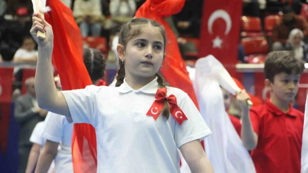 Ordu’da 23 Nisan coşkusu: Minikler sahneye çıktı, salon bayram yerine döndü