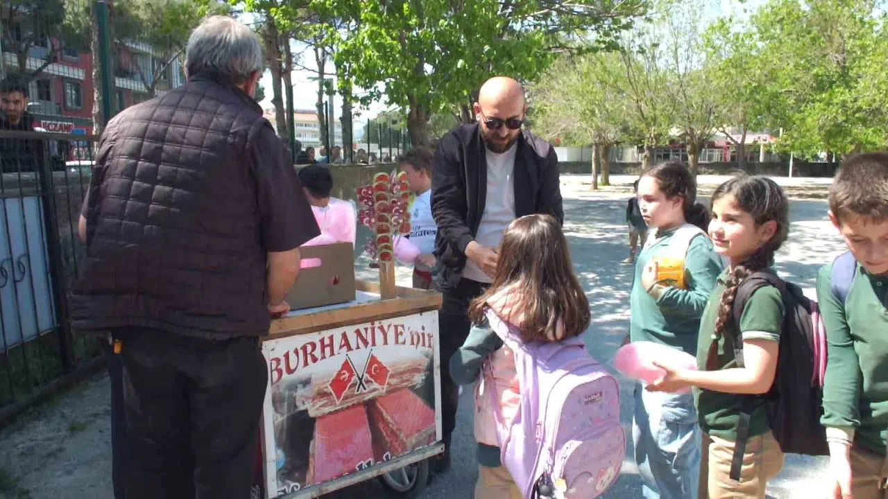 Lokma ve pilav geleneğini yıktı: Babasının anısını çocukların gülüşünde yaşatıyor