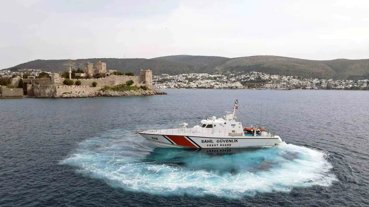 Denizlerde 23 Nisan coşkusu: Askeri gemiler kapılarını vatandaşlara açtı