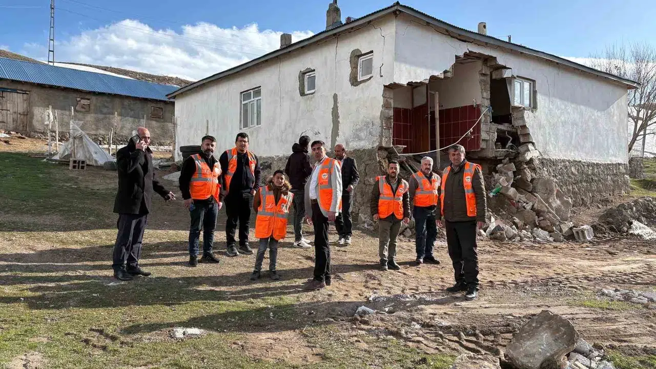 Patnos’ta deprem paniği: İyilik elçileri sahaya indi, yaralar sarılıyor