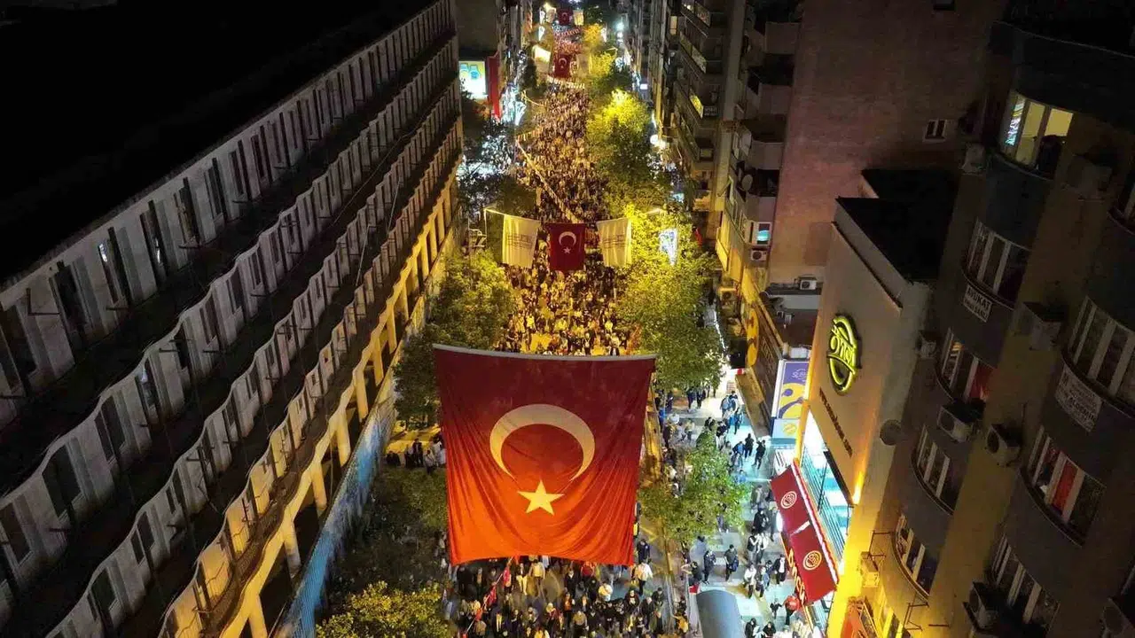 Manisa'da asırlık gelenek coşkusu: Fener alayı şehri karnaval alanına çevirdi