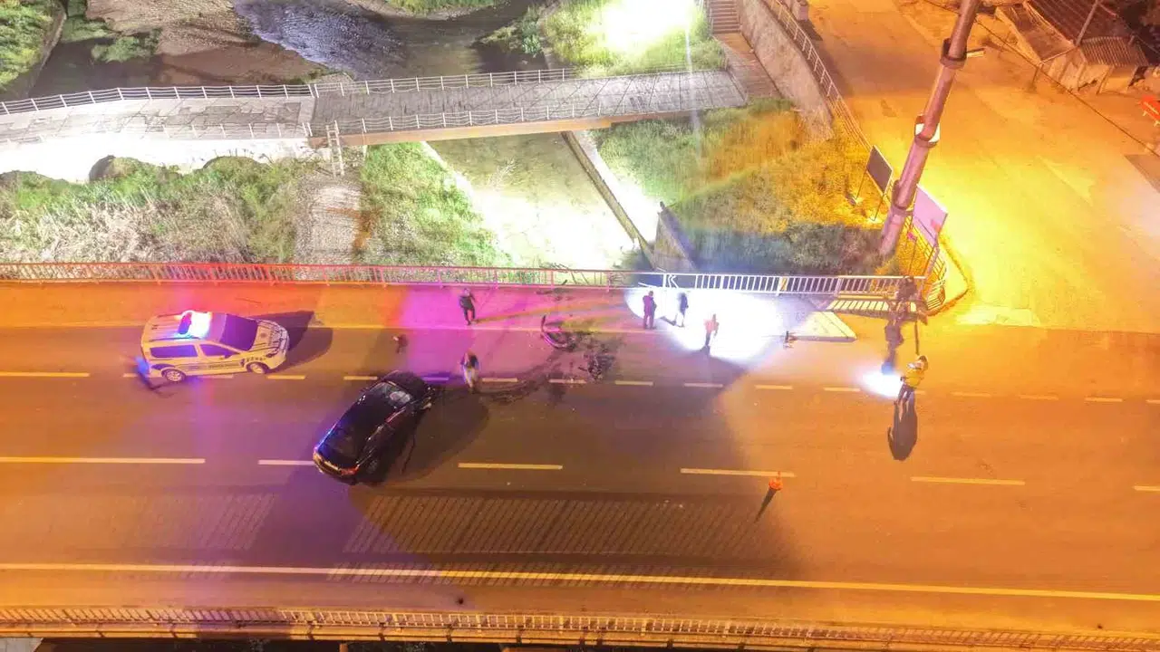 Düzce'de korkunç kaza: Köprü korkuluklarına çarpan otomobil hurdaya döndü