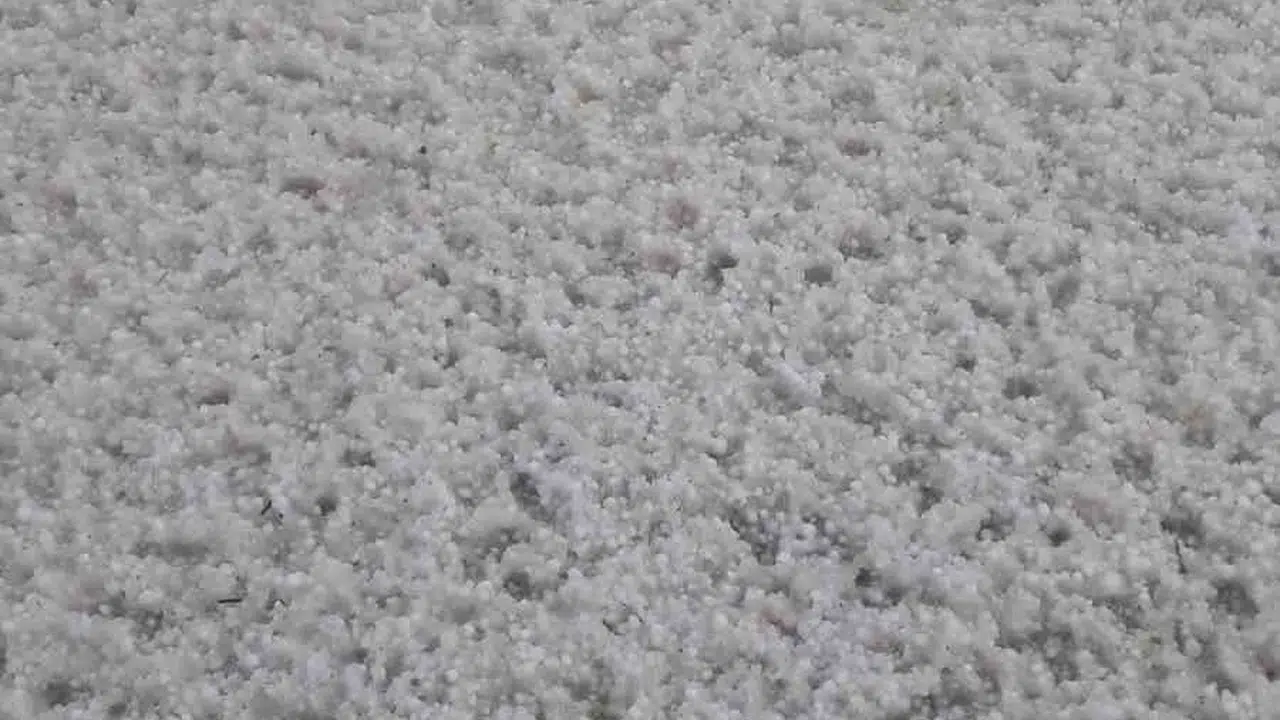 Tomarza’da yaz ortasında kış manzarası: Misket büyüklüğündeki dolu her yeri beyaza bürüdü