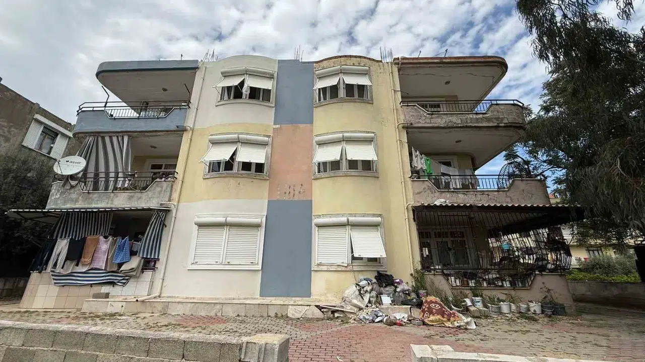 Antalya’da  çöp ev  kabusu: Apartman sakinleri fare ve böcek istilasıyla yaşam mücadelesi veriyor