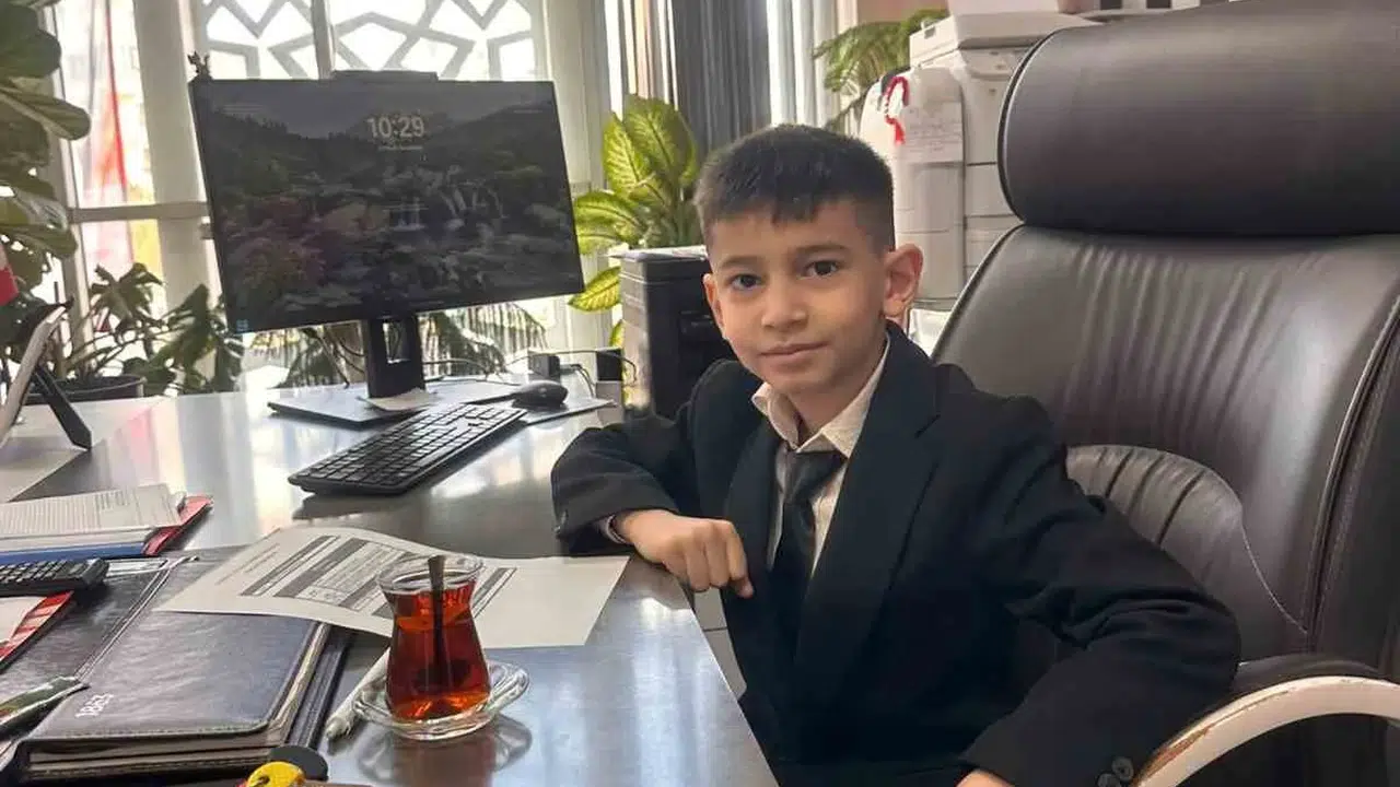 Makam koltuğuna oturan minik müdürden ilk icraat: Teneffüsler uzasın, oyun alanları genişlesin