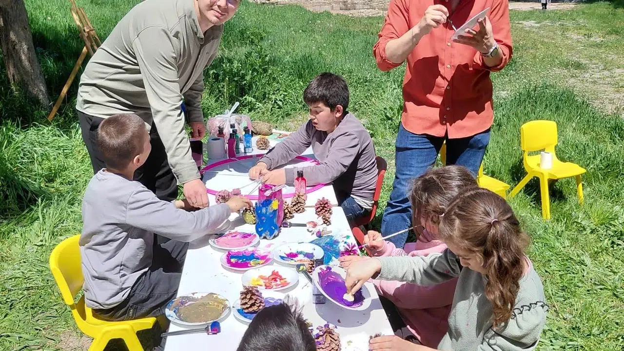 Hisarcık’ta okul bahçesi sanat atölyesine dönüştü: Özel öğrencilerden ilham veren sergi